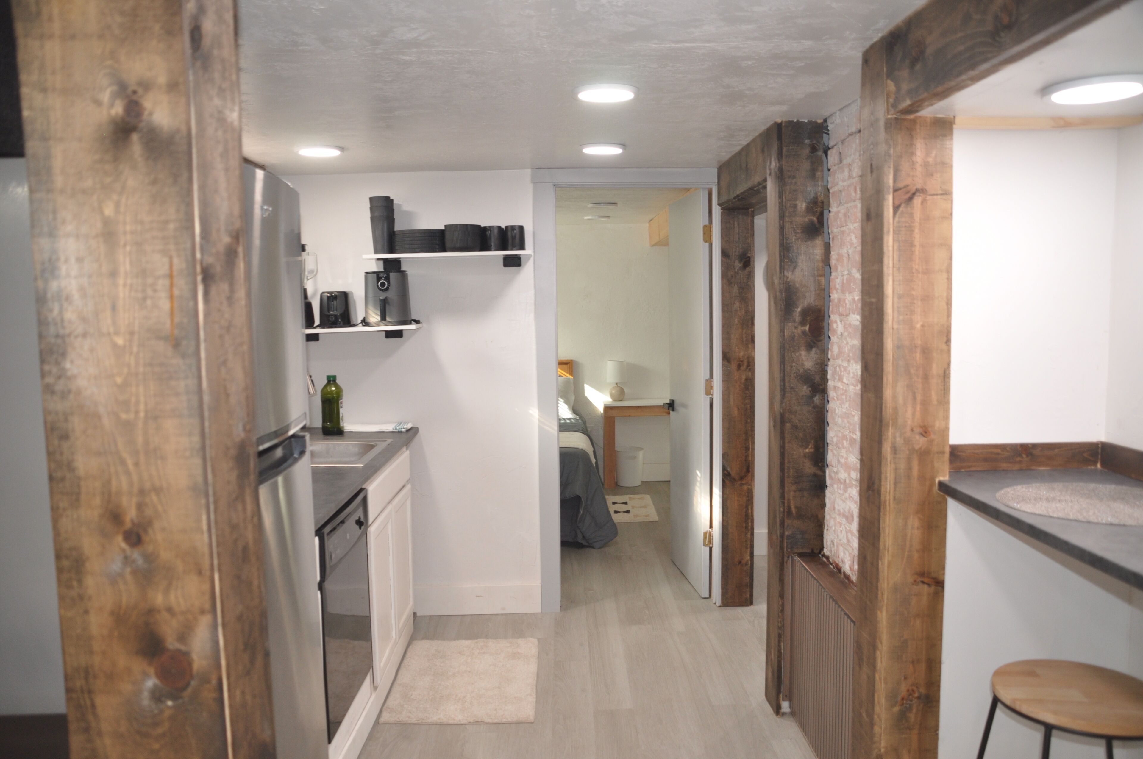 Micro-ondes, plaque de cuisson, lave-vaisselle, cafetière/bouilloire