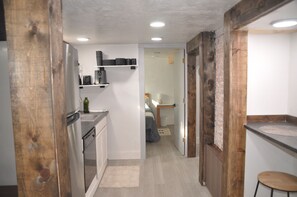 Microondas, parrilla de estufa, lavavajillas y cafetera y tetera 