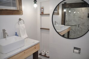 Een douche, een haardroger, handdoeken, zeep