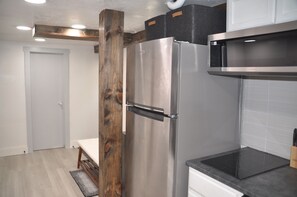 ميكروويف، موقد طهي مسطح، غسالة أطباق، ماكينة لصنع القهوة/الشاي