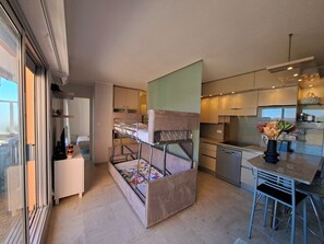 Fridge, microwave, oven, stovetop - NEW! T2, 35m2, quiet, A/C, near beaches, 47 sqM terrace (Menton)