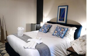 In-room safe, desk, laptop workspace, blackout drapes - Hotel Villa Nunziante  (Scafati)