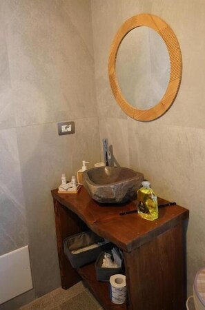 Shower, hair dryer, slippers, towels - Hotel Villa Nunziante  (Scafati)