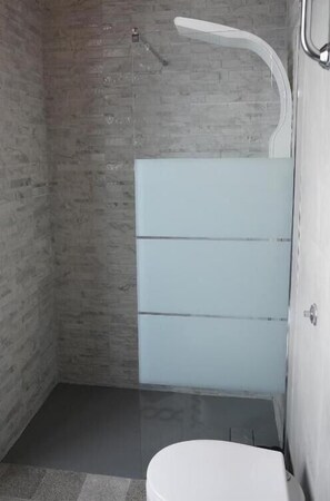 تجهيزات دش، مجففات شعر، خف للقدمين، مناشف