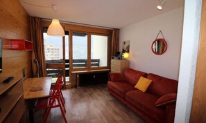Living area - Renovated Studio Close to the Slopes Balcony (Tignes)