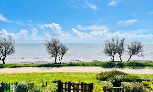 Beach - The Canopy, Stunning Sea View, Lr134 (La Rochelle)