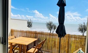 Outdoor dining - The Canopy, Stunning Sea View, Lr134 (La Rochelle)