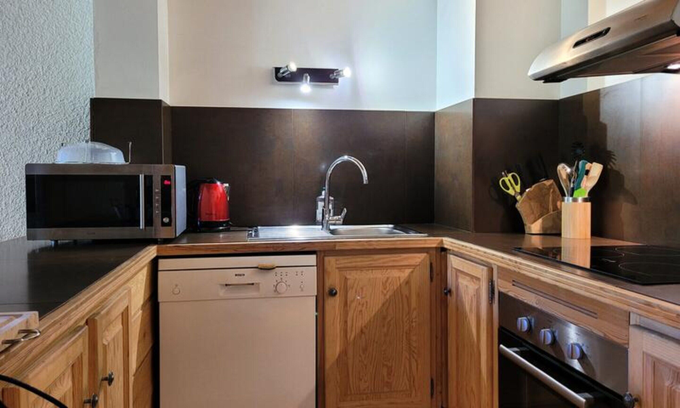 Microwave, oven, dishwasher, coffee/tea maker