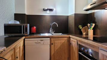 Microwave, oven, dishwasher, coffee/tea maker
