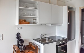 Fridge, dishwasher, coffee/tea maker - Nice home in Hanstholm with house sea view (Hanstholm)