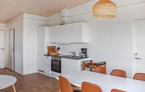 Fridge, stovetop, dishwasher, coffee/tea maker - 5 bedroom amazing home in Hanstholm (Hanstholm)