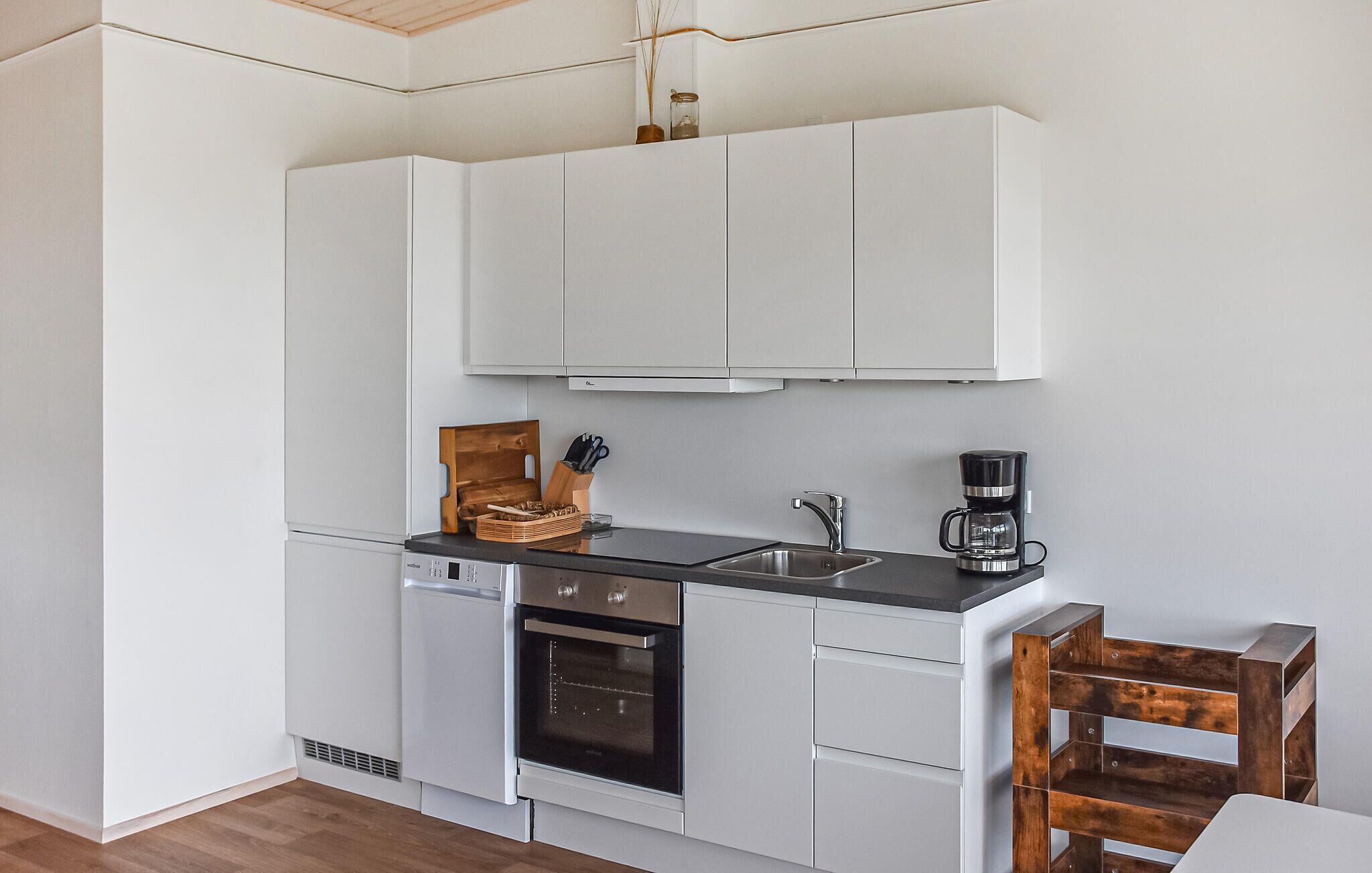 Réfrigérateur, plaque de cuisson, lave-vaisselle, cafetière/bouilloire