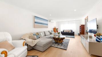 Smart TV, books, stereo