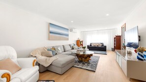 Smart TV, books, stereo