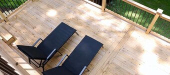 Quiet Cottage - Hot Tub and Creek mins from City