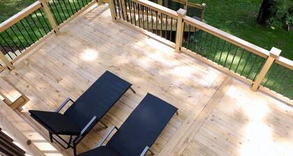 Quiet Cottage - Hot Tub and Creek mins from City