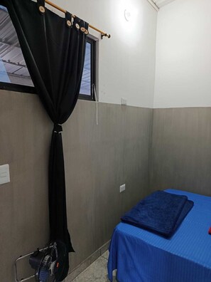 1 غرفة نوم وخدمة الإنترنت وملاءات أسرّة