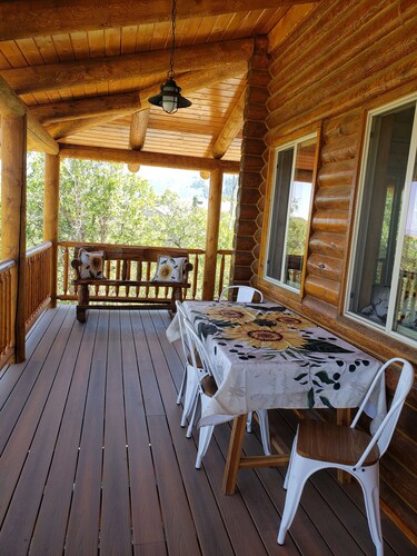 Log cabin with stunning views in Powderhorn Ski Resort