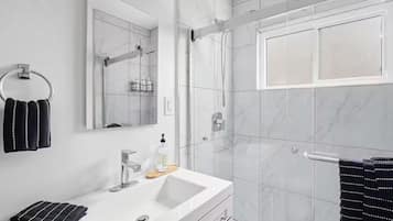 Dusche, Haartrockner, Handtücher, Seife