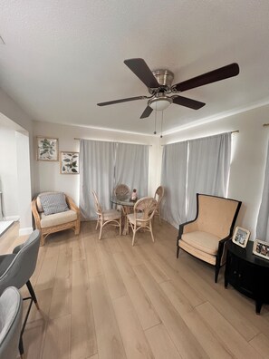 Smart TV - Charming 2-bedroom house in awesome Venice with AC and pool heater (Venice)