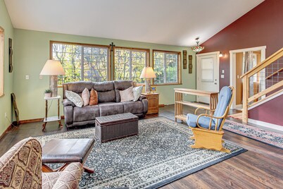 Hikes & Apples: Renovated Farmhouse in Gig Harbor!