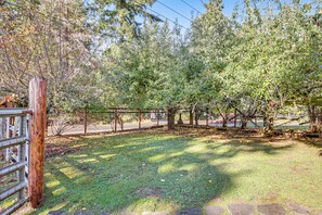 Property grounds - Hikes & Apples: Renovated Farmhouse in Gig Harbor! (Gig Harbor)