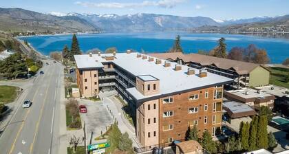 Charming 2-bedroom, top-floor condo in beautiful Chelan