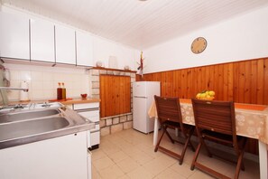 House | Private kitchen - Vacation Home, Two Bedroom With Sea View (Vela Luka)