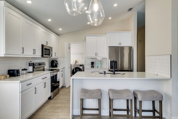 Fridge, microwave, stovetop, dishwasher - 10 Mi Disney Gem: Game Room, Pool, Golf & Parks (Davenport)