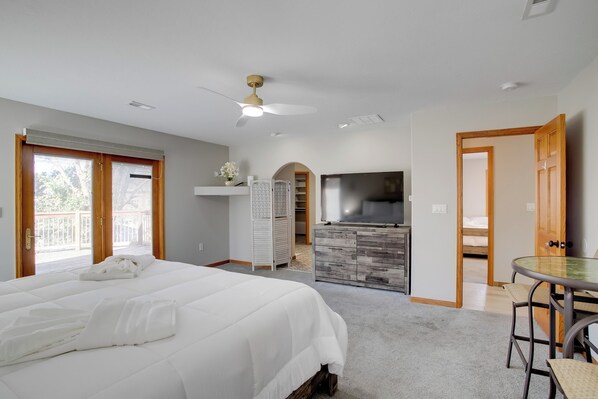 2 bedrooms, Internet, bed sheets - Private Pool & Yard: Spacious Brighton Home! (Brighton)