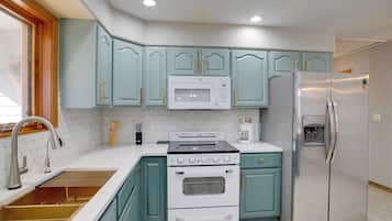 KĂŒhlschrank, Mikrowelle, Herdplatte, GeschirrspĂŒler