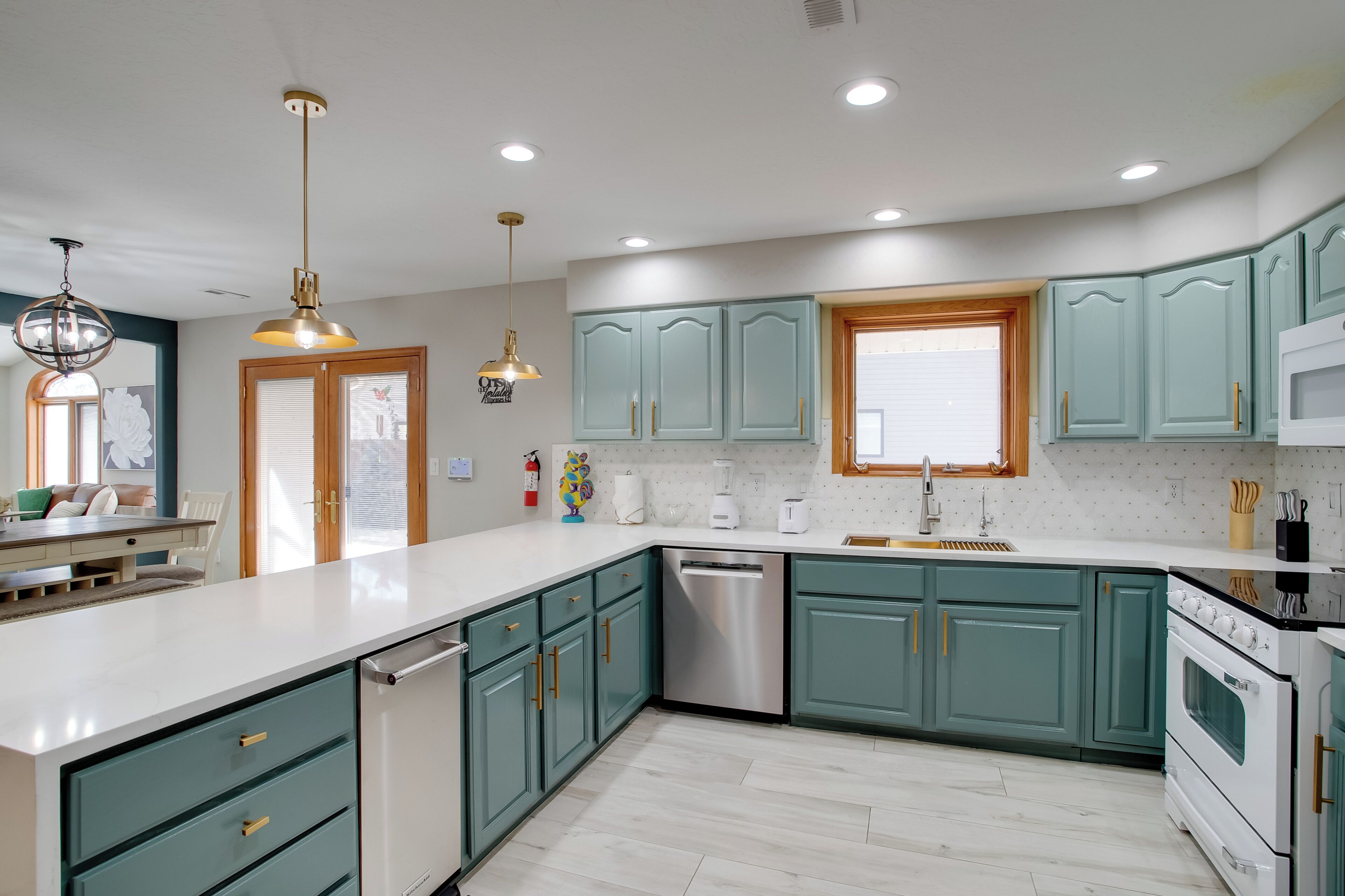 Een koelkast, een magnetron, een kookplaat, een vaatwasser