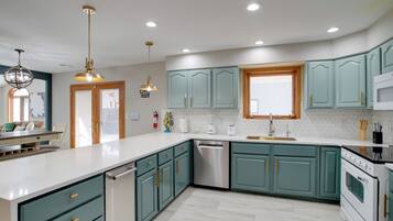 Fridge, microwave, stovetop, dishwasher