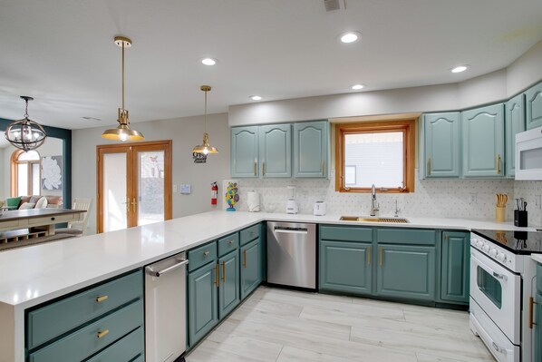 ثلاجة، ميكروويف، موقد طهي مسطح، غسالة أطباق