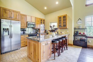 Fridge, microwave, stovetop, dishwasher - Grand Lake Waterfront Getaway w/ Boat Slip! (Eucha)