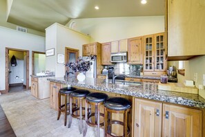 Jääkaappi, mikroaaltouuni, liesi, astianpesukone