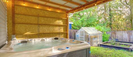 Outdoor spa tub