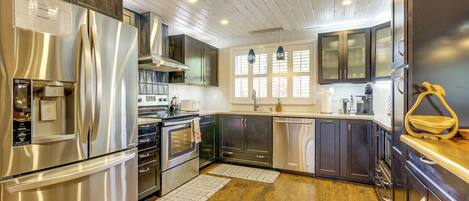 Astianpesukone, kahvin-/teenkeitin, keittoastiat/astiat/ruokailuvälineet