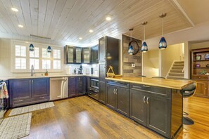 食器洗い機、コーヒー / ティーメーカー、調理器具と食器、ダイニングテーブル