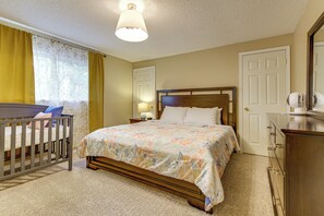 3 عدّة غرف نوم ومكواة/لوح كي وسرير سفر وخدمة الإنترنت