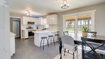 Kühlschrank, Mikrowelle, Herdplatte, Geschirrspüler