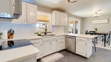 Refrigerador, microondas, parrilla de estufa y lavavajillas