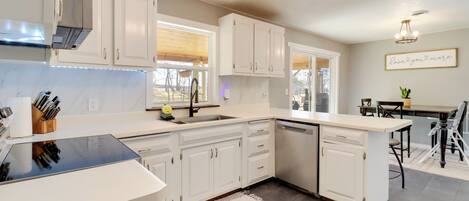 Réfrigérateur, micro-ondes, plaque de cuisson, lave-vaisselle