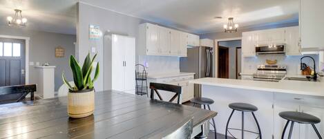 Jääkaappi, mikroaaltouuni, liesi, astianpesukone