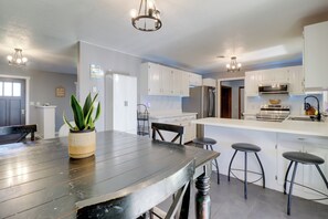 Frigorífico, microondas, placa de cocina y lavavajillas