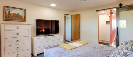 3 bedrooms, desk, travel crib, internet