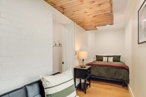 2 bedrooms, iron/ironing board, Internet, bed sheets