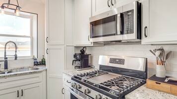 Réfrigérateur, micro-ondes, plaque de cuisson, lave-vaisselle