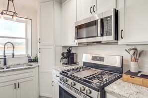 Réfrigérateur, micro-ondes, plaque de cuisson, lave-vaisselle