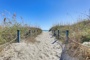 On the beach - Steps to Sea! 3rd-Floor Myrtle Beach Condo w/ Pool (Myrtle Beach)